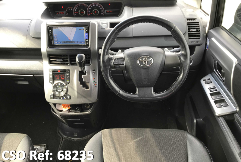 Toyota Voxy 68235